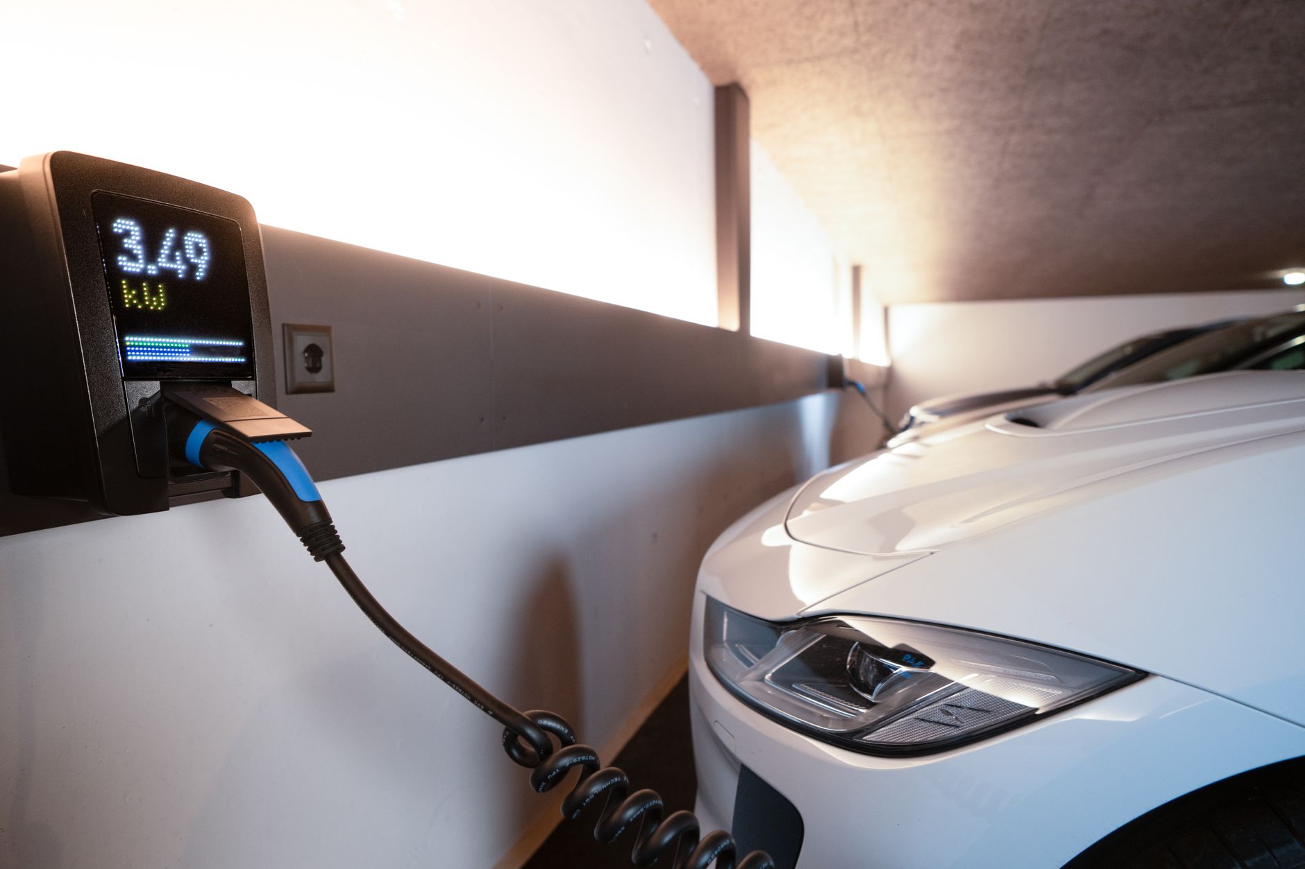 Geïnstalleerde thuisbatterij in een bijkeuken