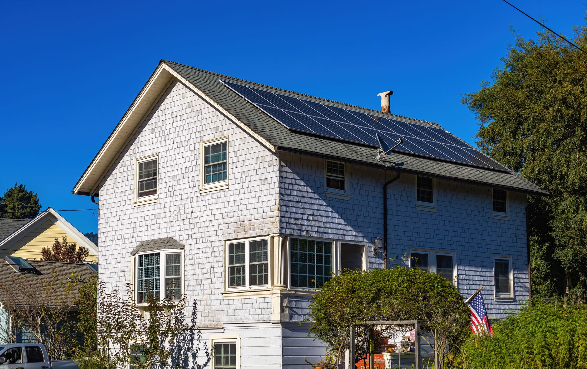 Modern huis met zonnepanelen op het dak