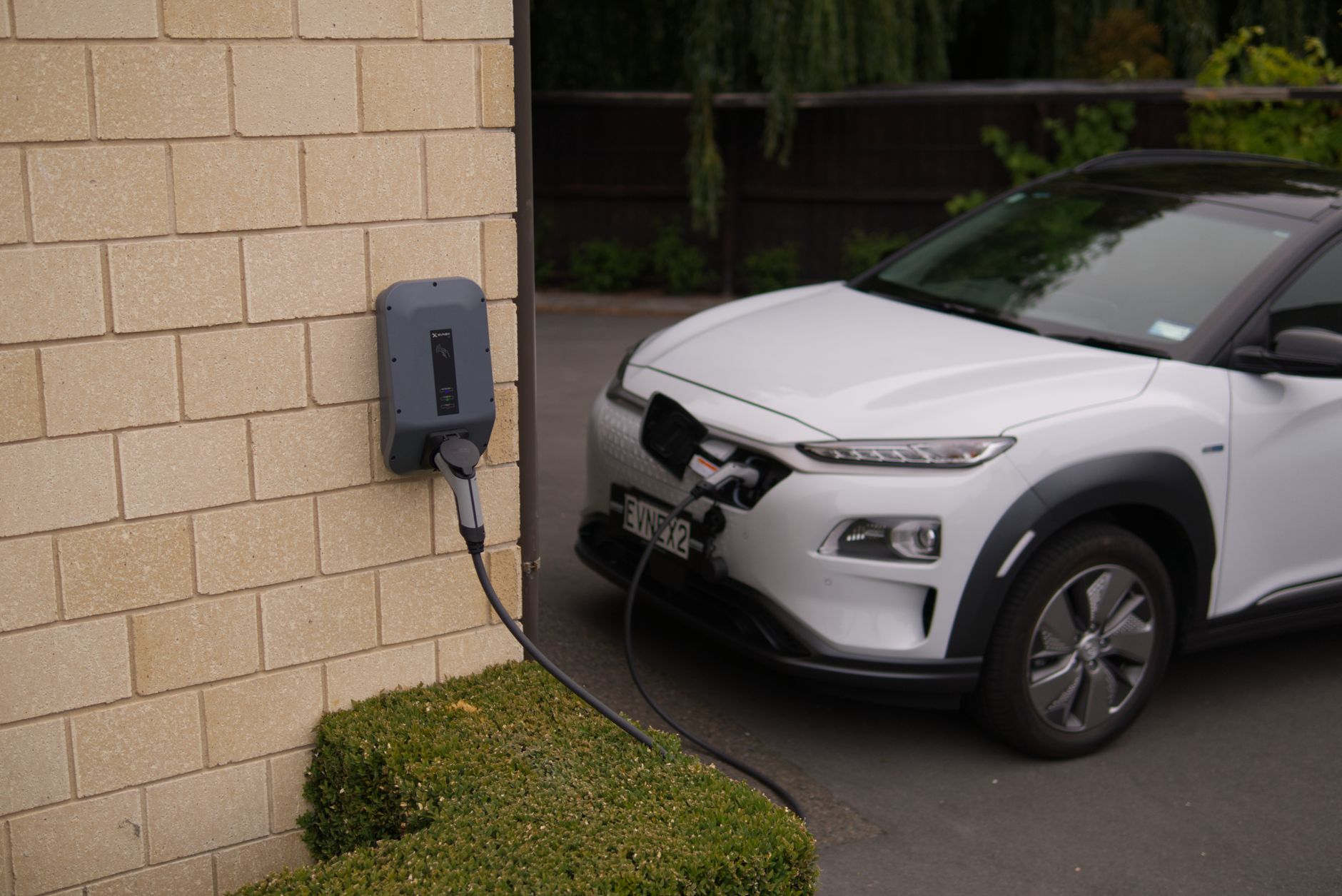 Elektrische auto die thuis oplaadt aan een laadpaal